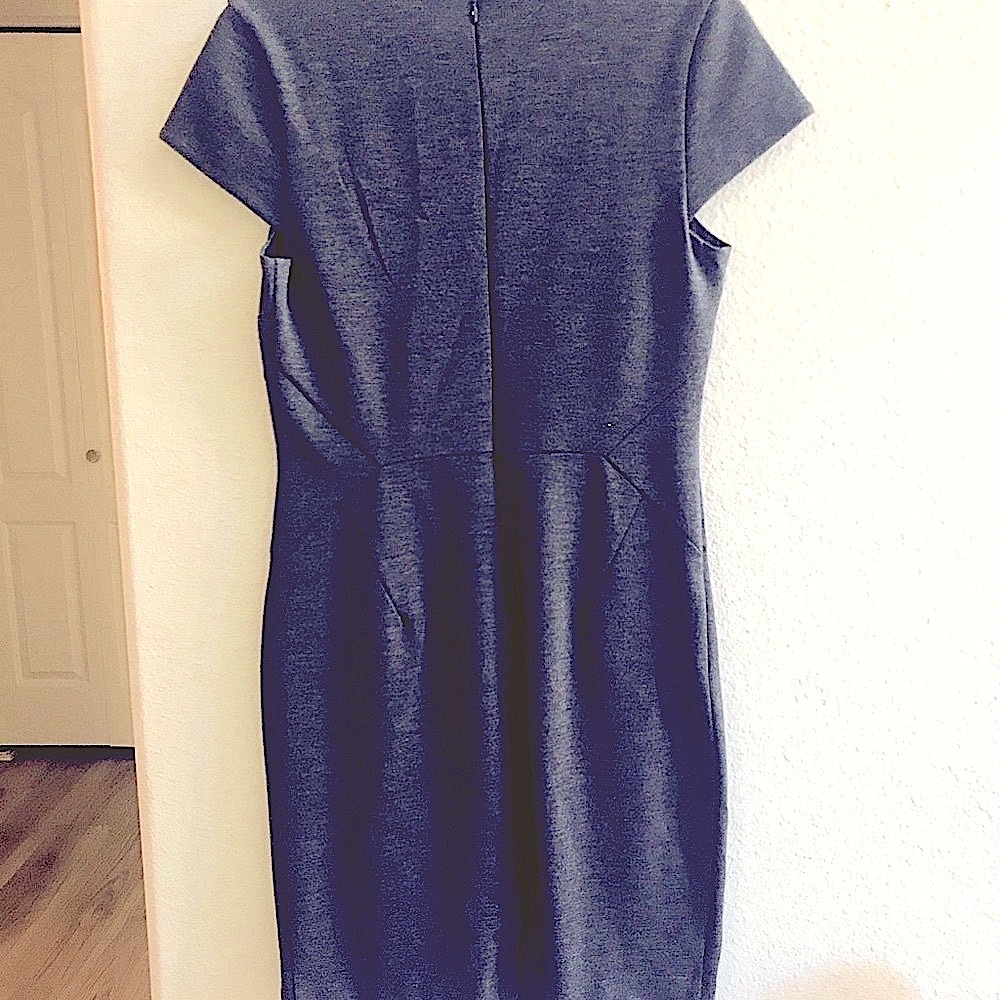 Banana Republic Split V sheath dress. Gray, Size 4